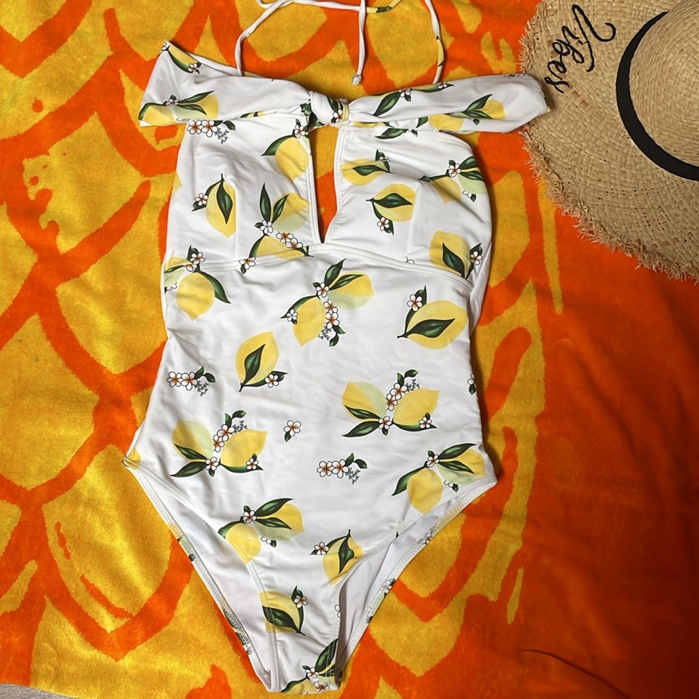 NWT Cupshe One Piece Lemon Print Swimsuit 🍋